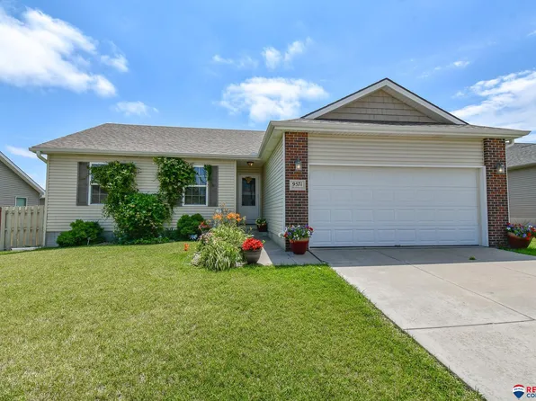 9571 Mortensen Ct, Lincoln, NE 68526