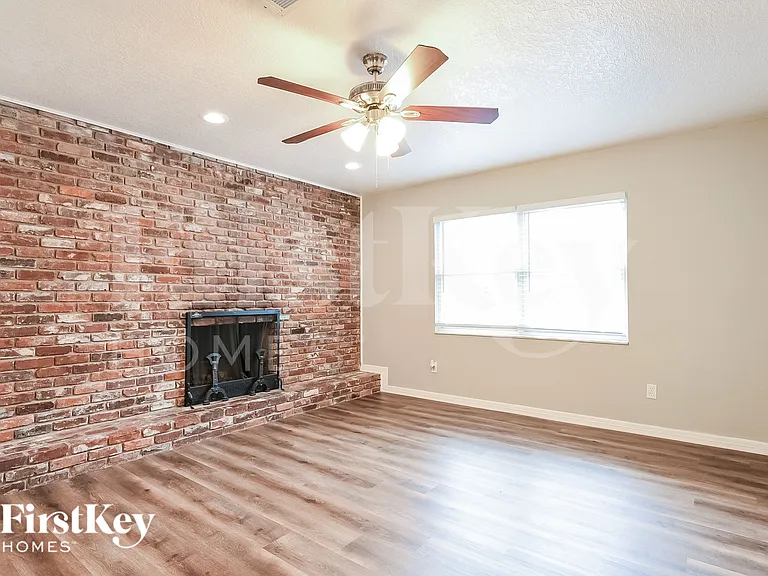 504 Saint Dunstan Way — Photo 3
