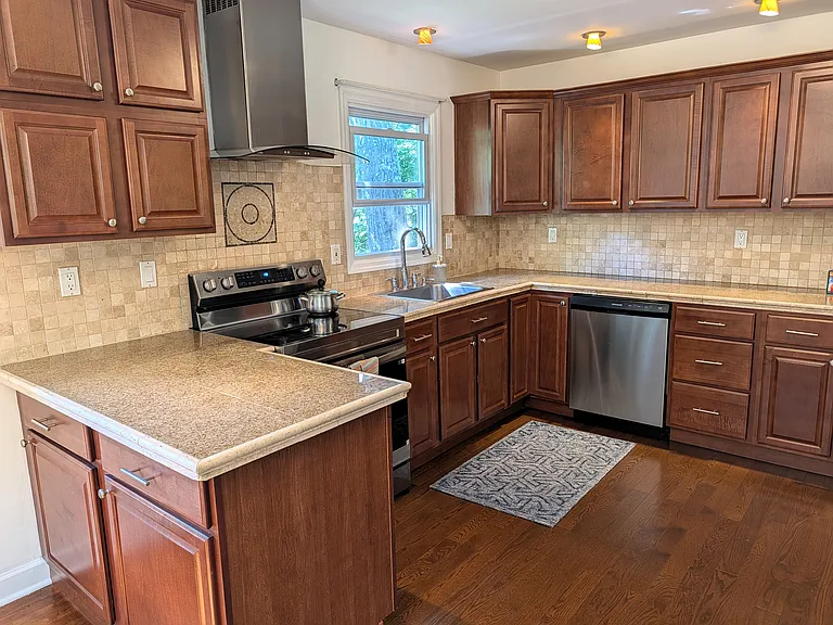 Crescent Dr S — Photo 1
