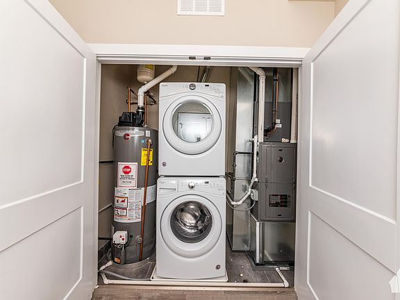 4th image of 933 W Belle Plaine Ave #203FLT