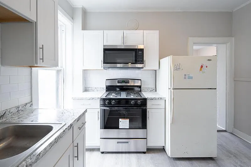 3 bed, 1.0 bath, 1200 sqft, $1,245 — Photo 2