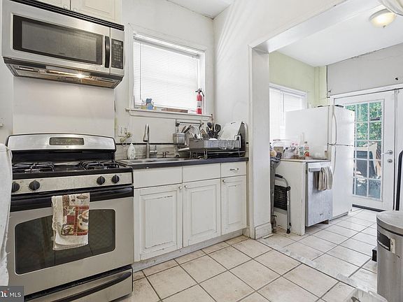 2nd image of 3014 Belmont Ave