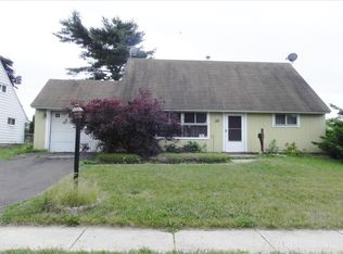 33 Maroon Rd, Levittown, PA 19056