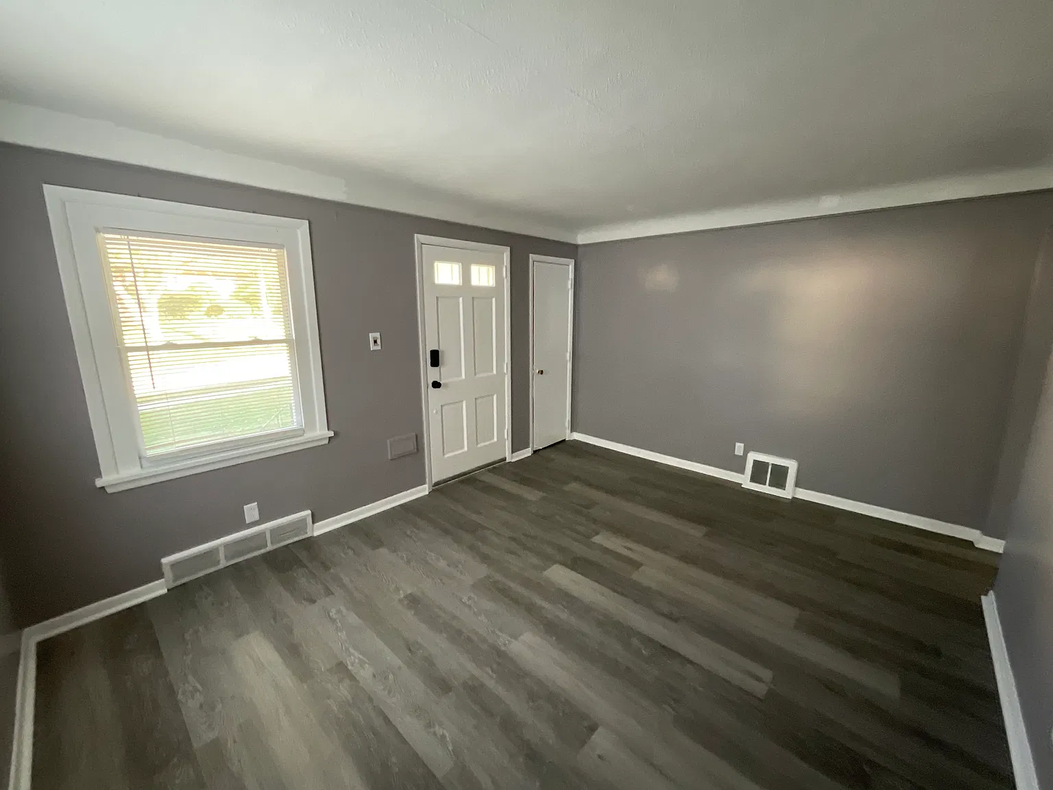 3 bed, 1062 sqft, $1,900 — Photo 2