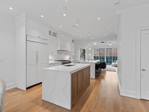 4th image of 555 E Broadway #555