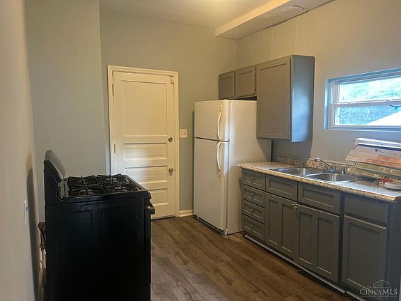 4th image of 737 Wells St