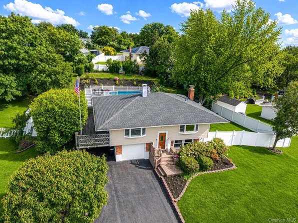 16 Lynx Lane, East Setauket, NY 11733