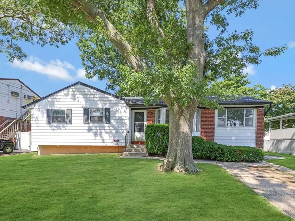 142 Burlington Avenue, Deer Park, NY 11729
