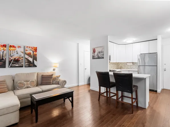 333 East 45th Street image 3 of 14