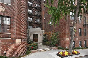 303 East 37th Street in Murray Hill