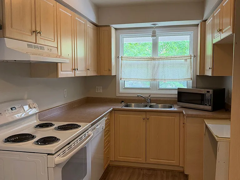 240 London Rd W #101 — Photo 4