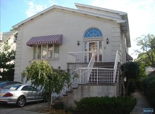 1074 Edgewood Ln, Fort Lee, NJ 07024