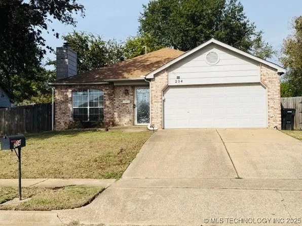 204 E Laredo Pl, Broken Arrow, OK 74012