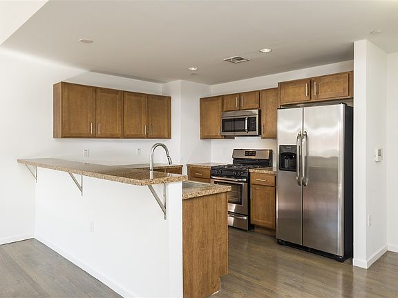 3rd image of 305 Whiton St APT 201