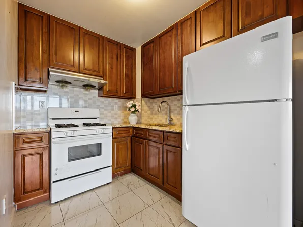 136-21 Latimer Place image 6 of 19