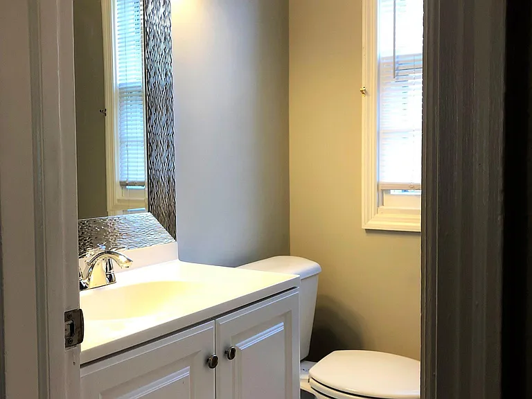 5715 Sanford Rd — Photo 10