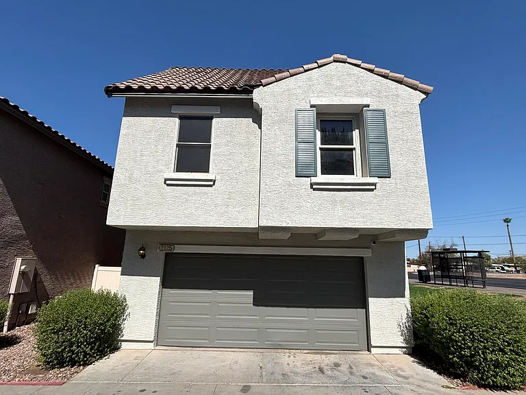 2125 E Huntington Dr — Photo 2