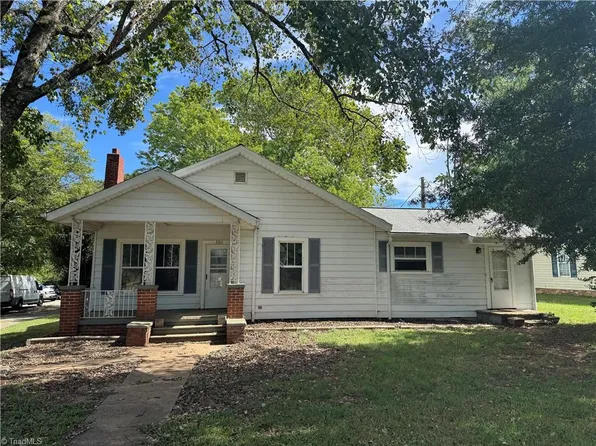 2311 Mullins Dr, Winston Salem, NC 27107