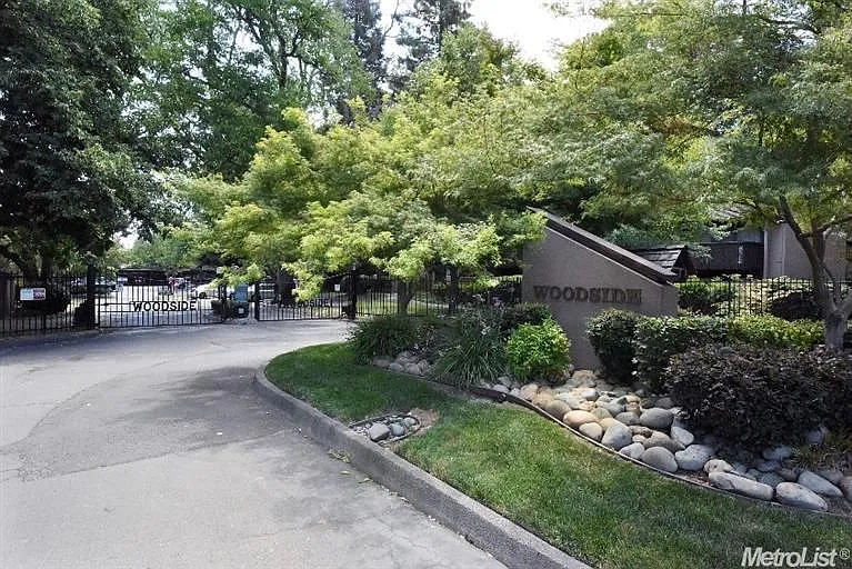 2290 Woodside Ln Unit 8 photo 1