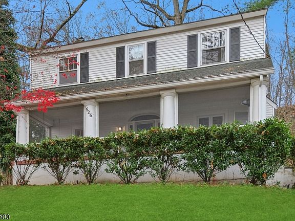 5th image of 526 Highland Ave