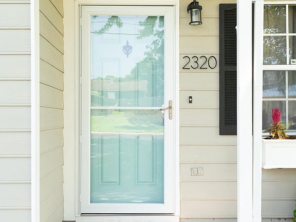 3rd image of 2320 Crestpark Rd