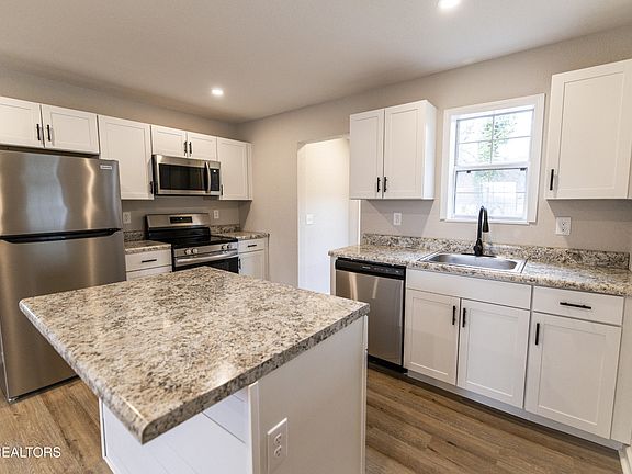3rd image of 3514 Feathers St