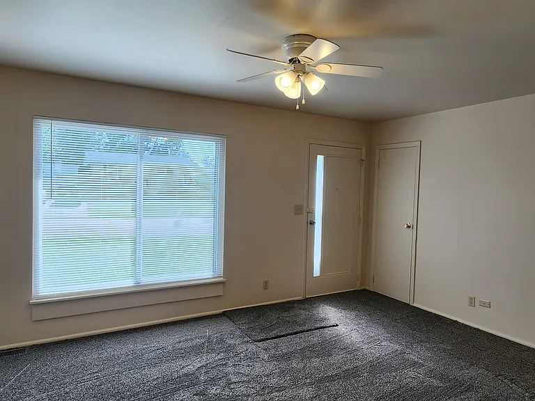 2238 E Linnhill Ln — Photo 2