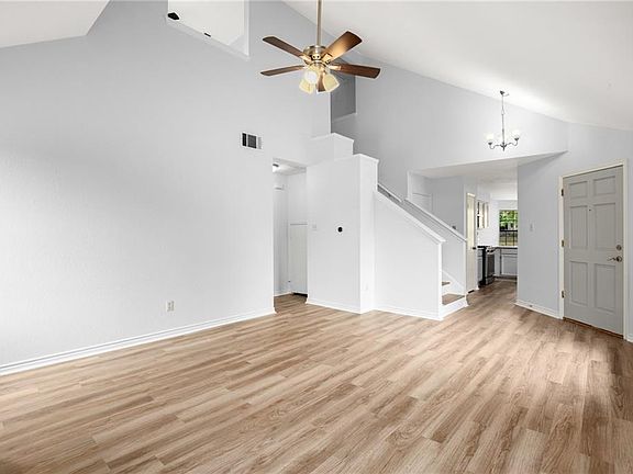 4th image of 916 Clearwater Trl