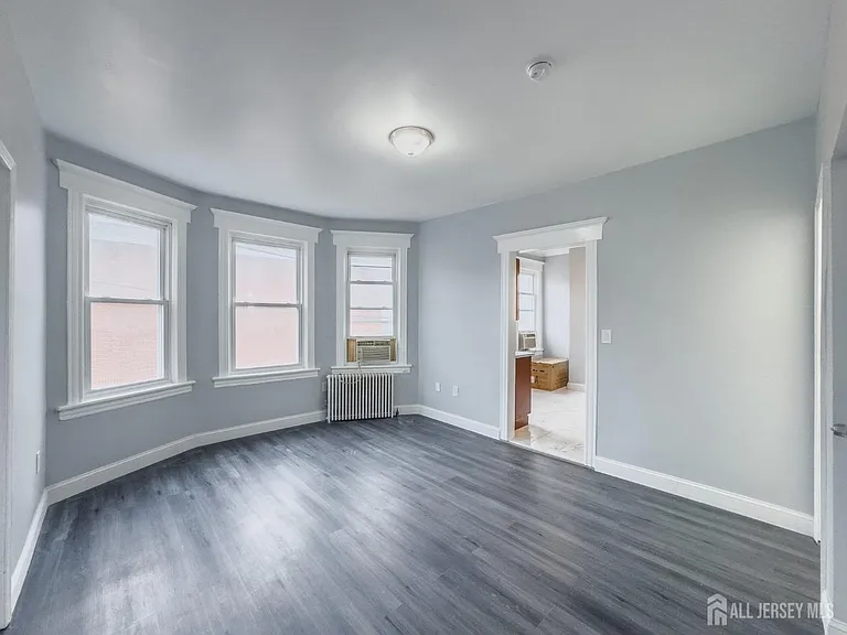 556 Roosevelt Ave #2 — Photo 5