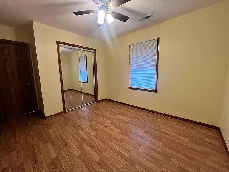 466 Willow Spring Ln — Photo 10