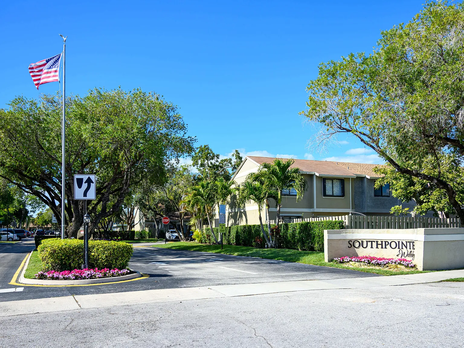 2 bed, 2.0 bath, 936 sqft, $2,450 — Photo 2