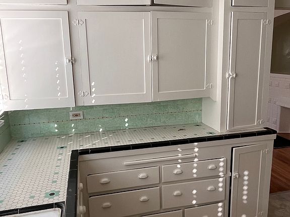5th image of 684 N Loma Ave #684