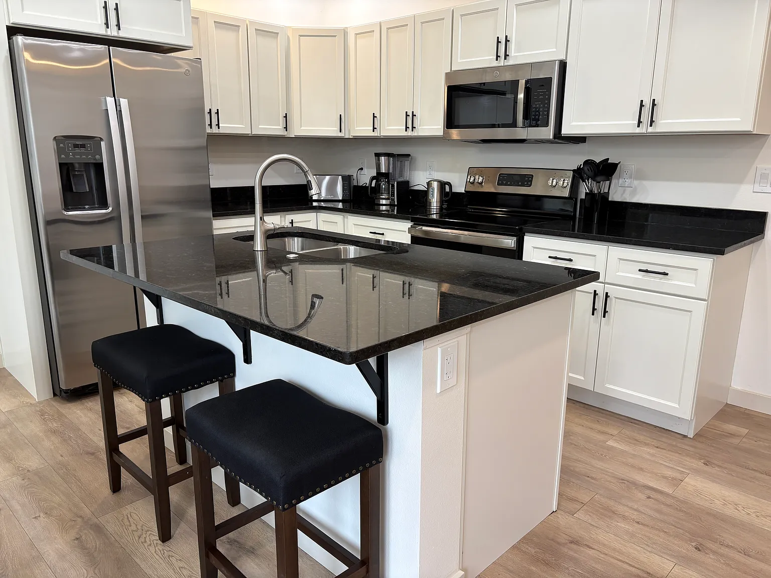 3 bed, 2.5 bath, 1430 sqft, $2,650 — Photo 2