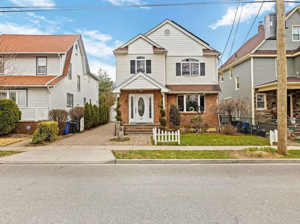 210 Lowell Avenue, Floral Park, NY 11001