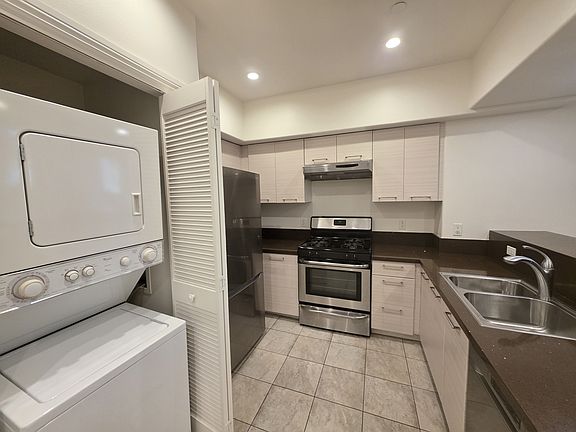 2nd image of 14618 Sylvan St APT 302