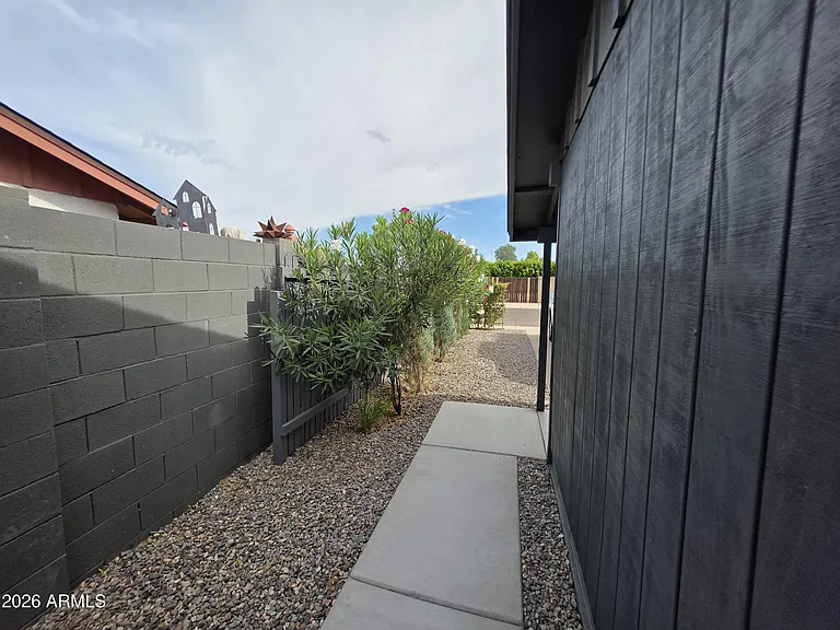 3735 E Claire Dr — Photo 24