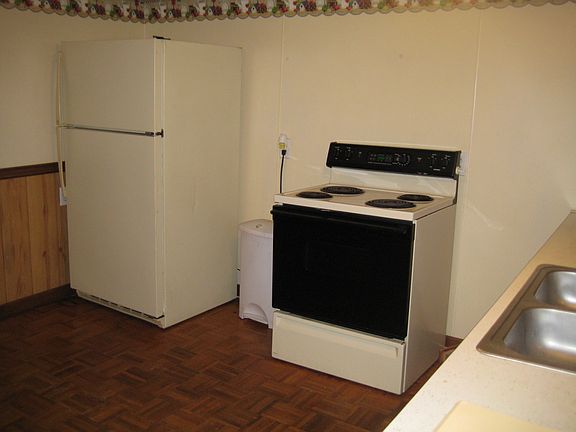 Kitchen w/eat-in area