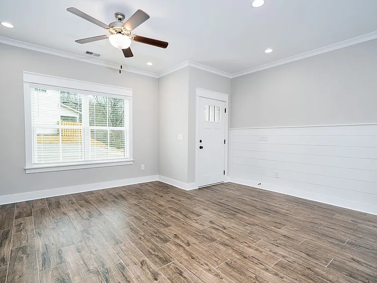 1524 Cottage Grv — Photo 2