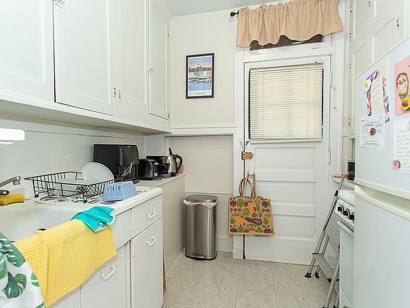 2nd image of 3821 N Greenview Ave #W5