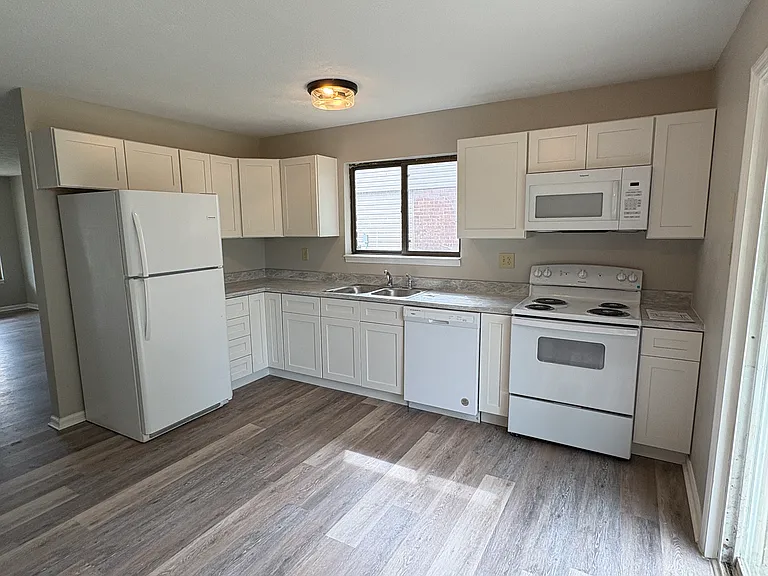 1516 Meadowview Dr — Photo 3