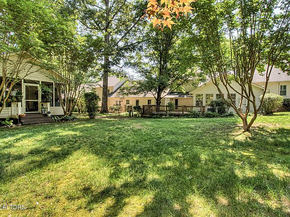 4th image of 1027 Harrogate Dr