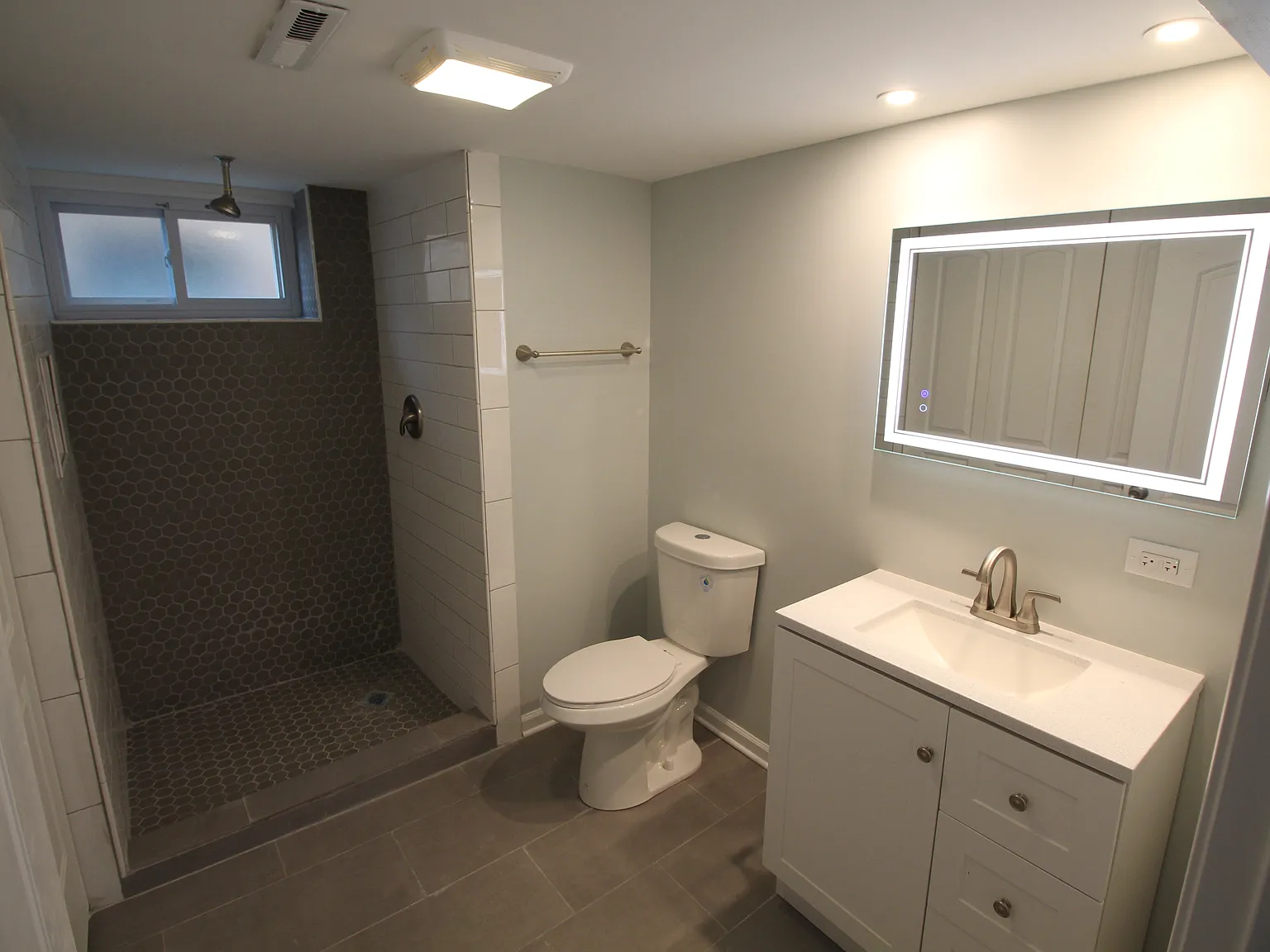 5 bed, 1243 sqft, $2,400 — Photo 3