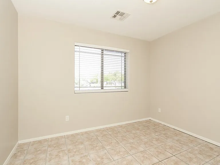 306 N Wildrose — Photo 11