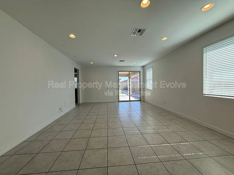 6324 W Warner St — Photo 8