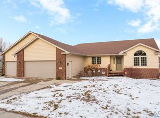 612 N Riverwood Cir, Brandon, SD 57005