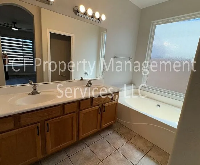 4216 E Oxford Ln — Photo 12