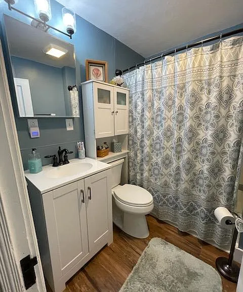 Upstairs Bathroom (previous tenant furnishings)