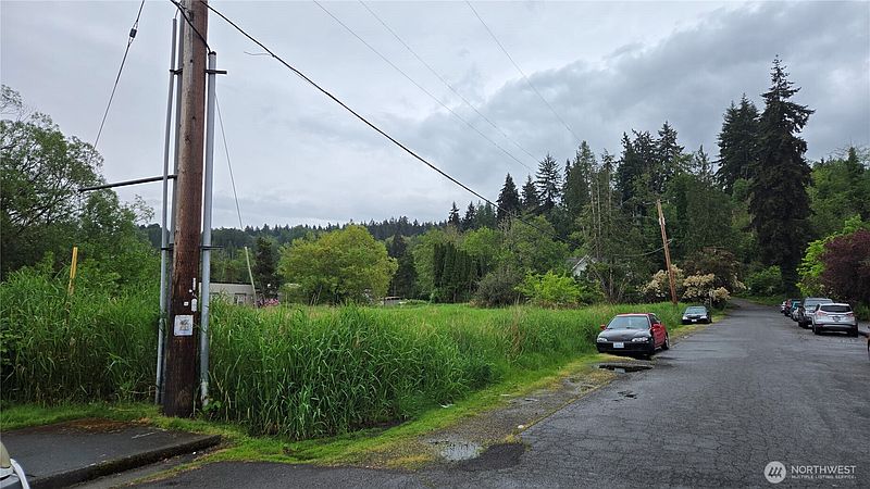 3rd image of 1215 9th Street SE