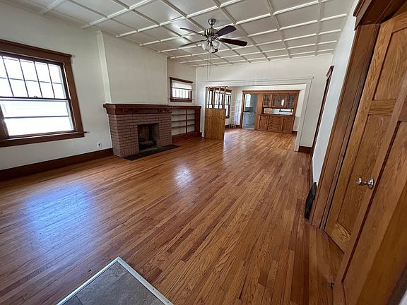 3rd image of 920 W 22nd St