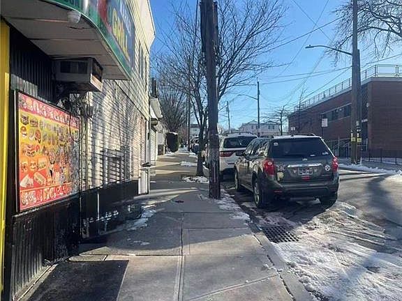3rd image of 718 Henderson Ave